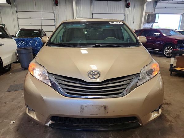 2013 TOYOTA SIENNA