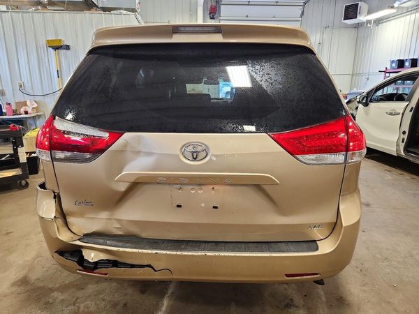 2013 TOYOTA SIENNA