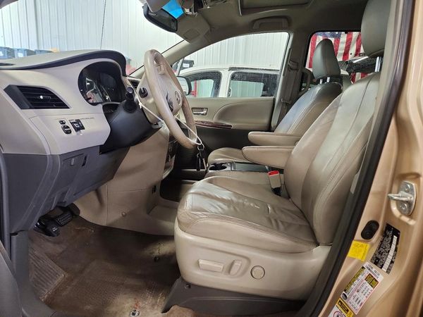 2013 TOYOTA SIENNA
