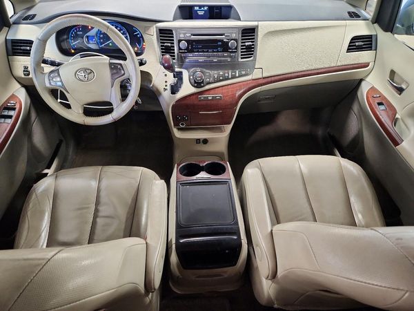2013 TOYOTA SIENNA
