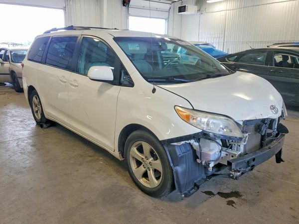 2013 TOYOTA SIENNA