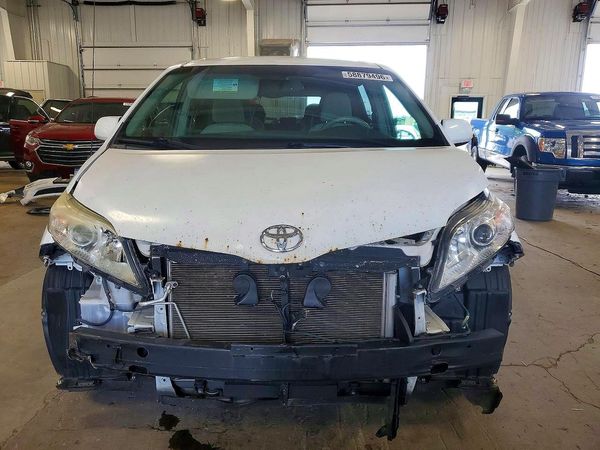 2013 TOYOTA SIENNA