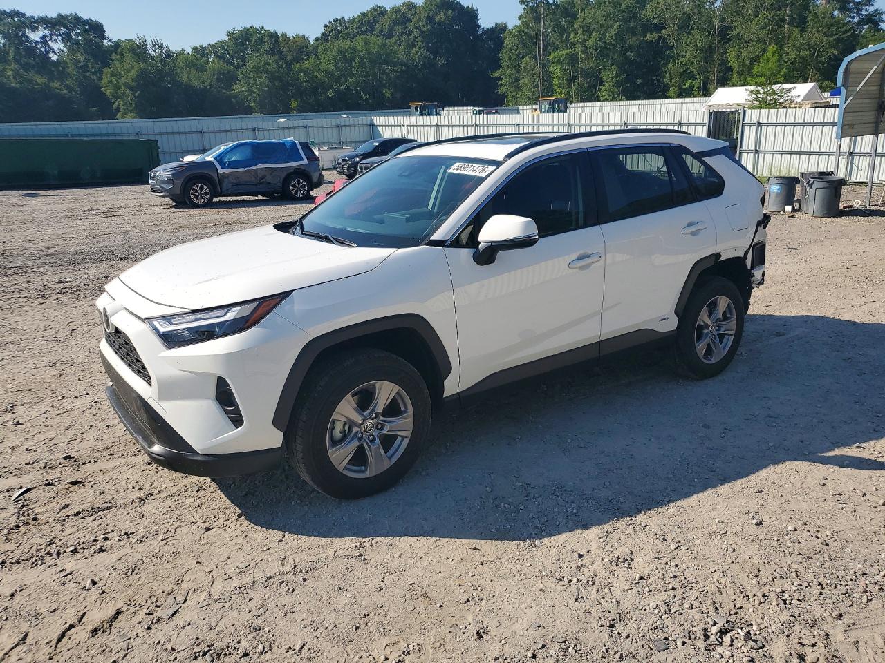 2025 TOYOTA RAV4 XLE — Front 3/4