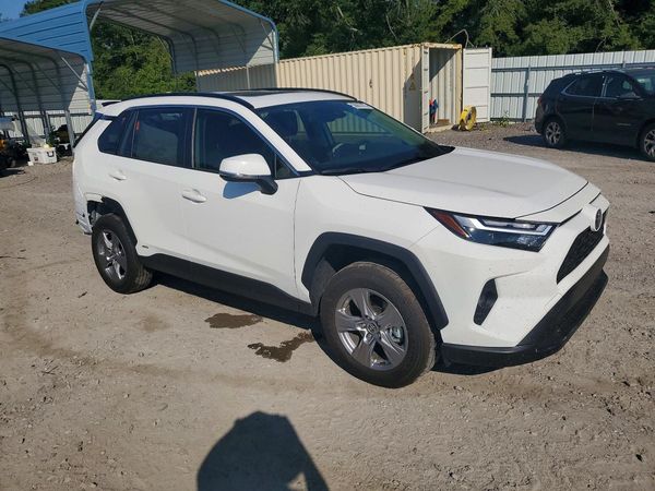 2025 TOYOTA RAV4 XLE — Passenger 3/4