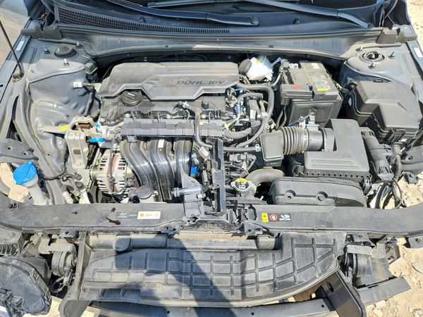 2025 HYUNDAI ELANTRA SEL Convenience — Engine bay