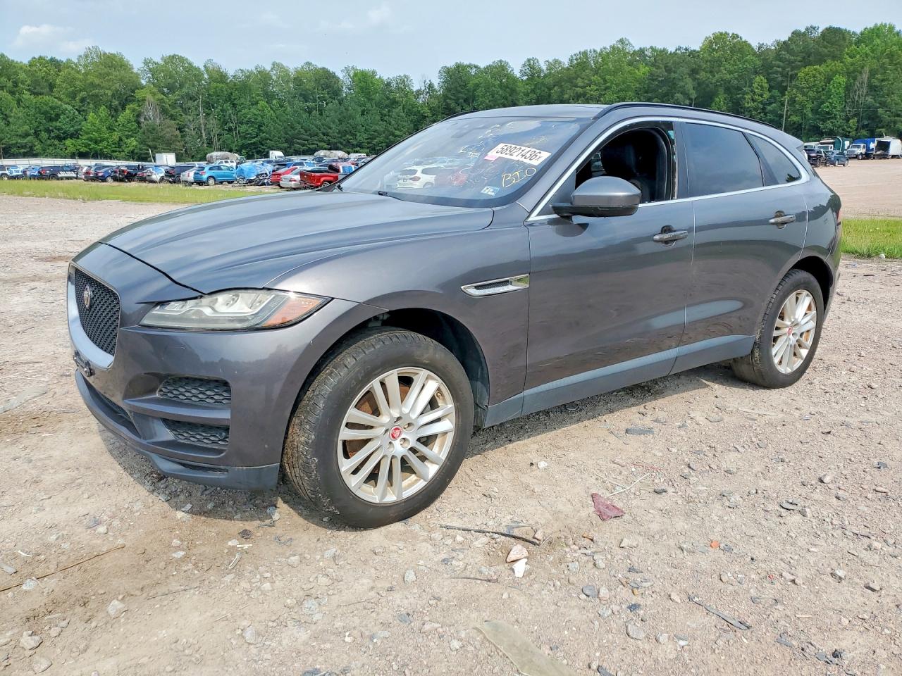 2017 JAGUAR F-PACE Prestige — Front 3/4