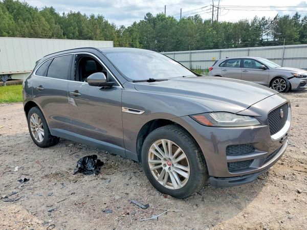2017 JAGUAR F-PACE Prestige — Passenger 3/4