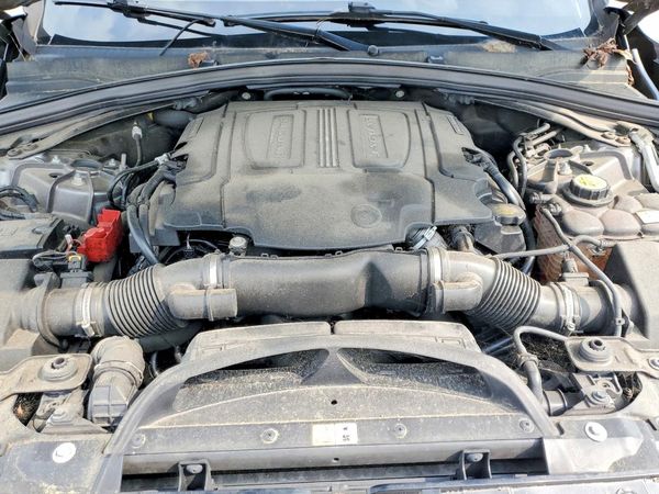 2017 JAGUAR F-PACE Prestige — Engine bay