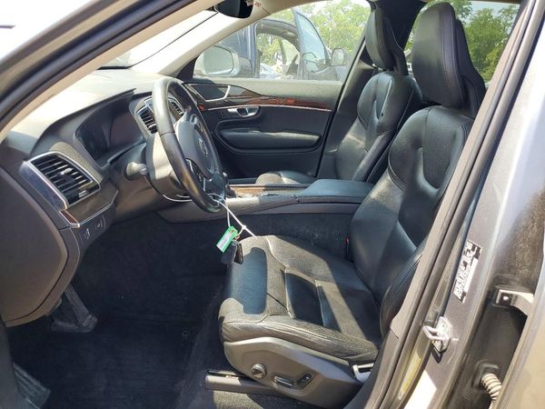 2017 VOLVO XC90 Momentum