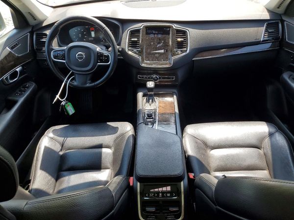 2017 VOLVO XC90 Momentum