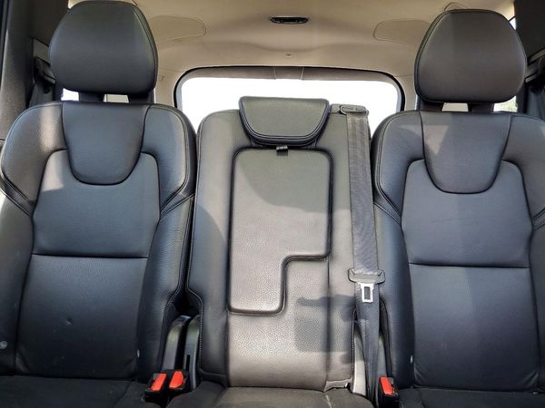 2017 VOLVO XC90 Momentum
