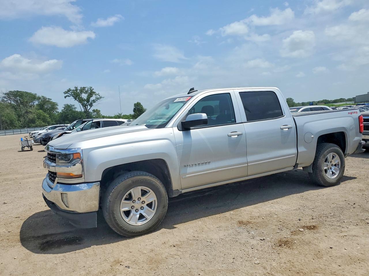2017 CHEVROLET SILVERADO LT — Front 3/4