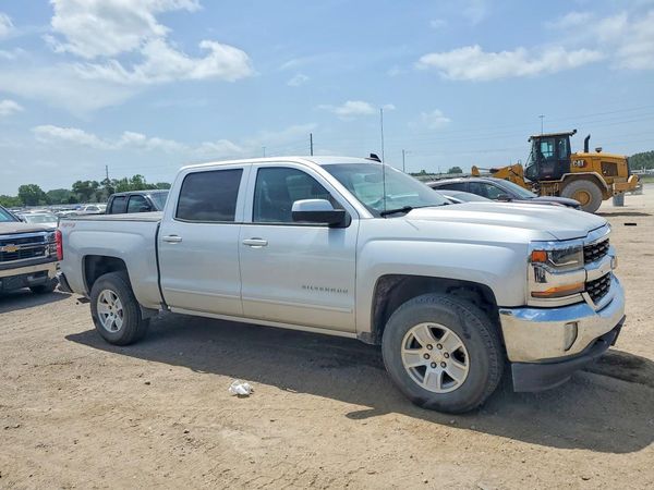 2017 CHEVROLET SILVERADO LT — Passenger 3/4