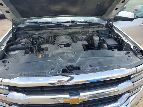 2017 CHEVROLET SILVERADO LT — Engine bay