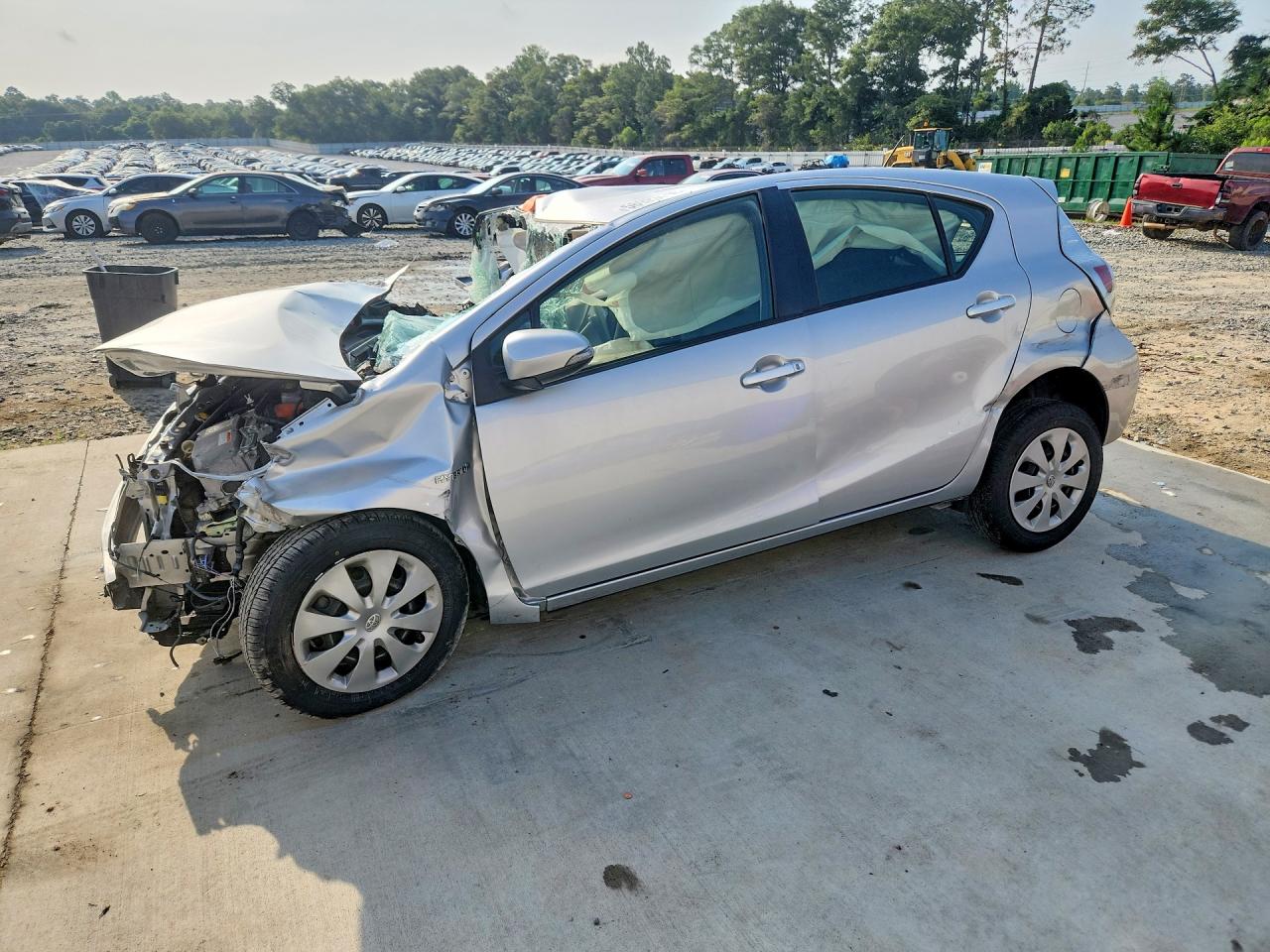 2014 TOYOTA PRIUS — Front 3/4