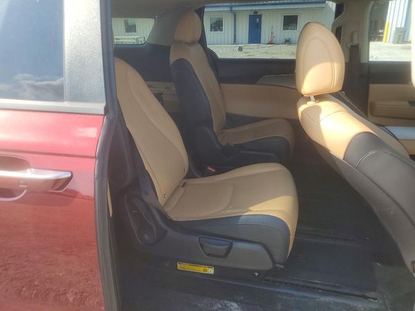 2024 KIA CARNIVAL LX, LX Seat Package