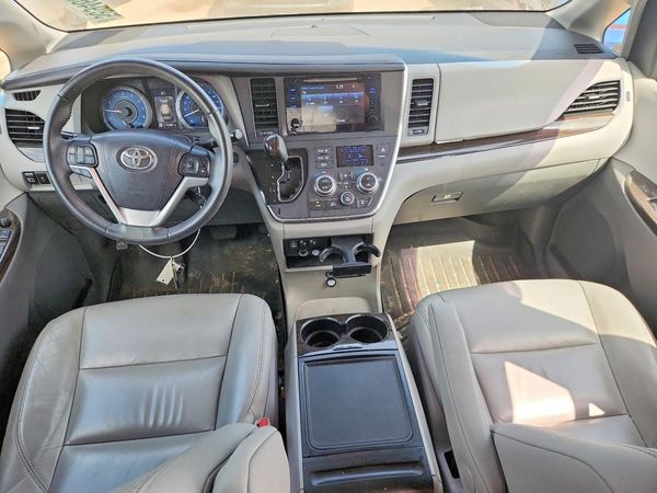 2017 TOYOTA SIENNA