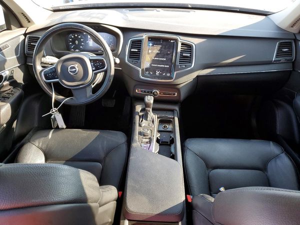 2020 VOLVO XC90 Momentum