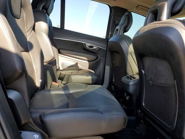 2020 VOLVO XC90 Momentum