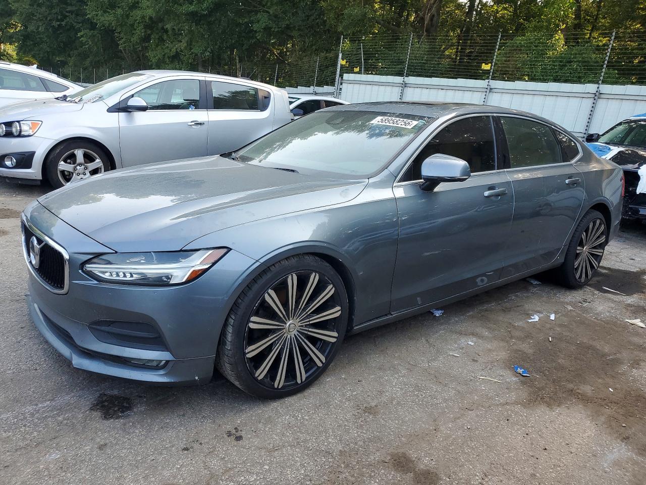 2018 VOLVO S90 Momentum