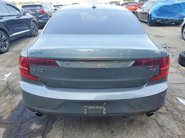 2018 VOLVO S90 Momentum