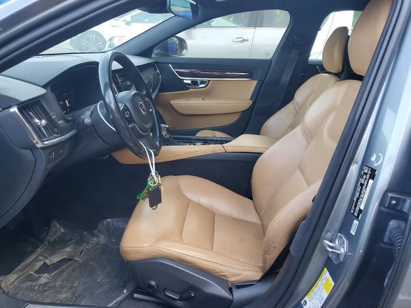 2018 VOLVO S90 Momentum