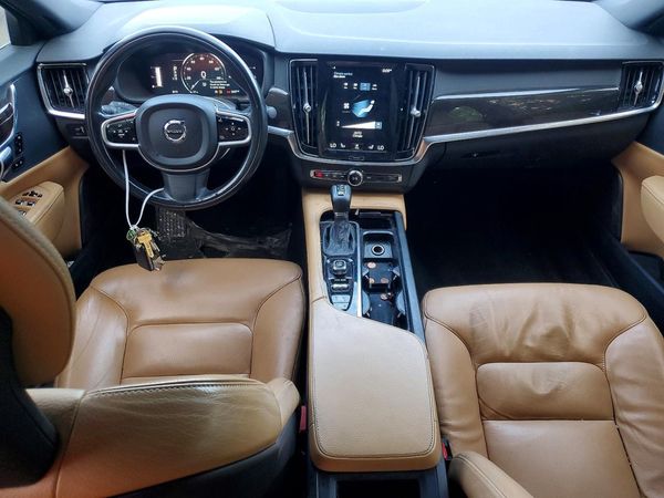 2018 VOLVO S90 Momentum