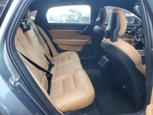 2018 VOLVO S90 Momentum