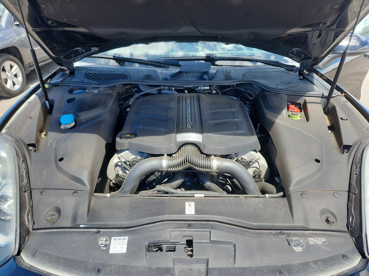 2016 PORSCHE CAYENNE