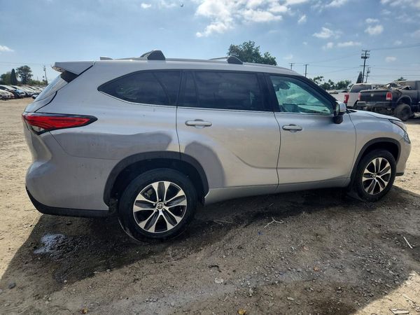 2022 TOYOTA HIGHLANDER XLE