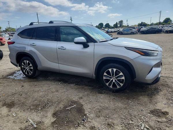 2022 TOYOTA HIGHLANDER XLE
