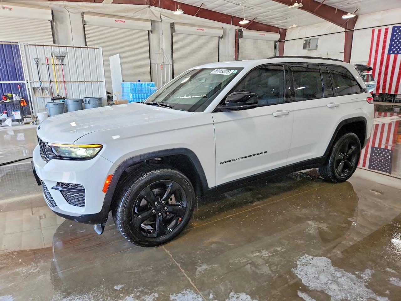 2023 JEEP GRAND CHEROKEE LAREDO 4X4 — Front 3/4
