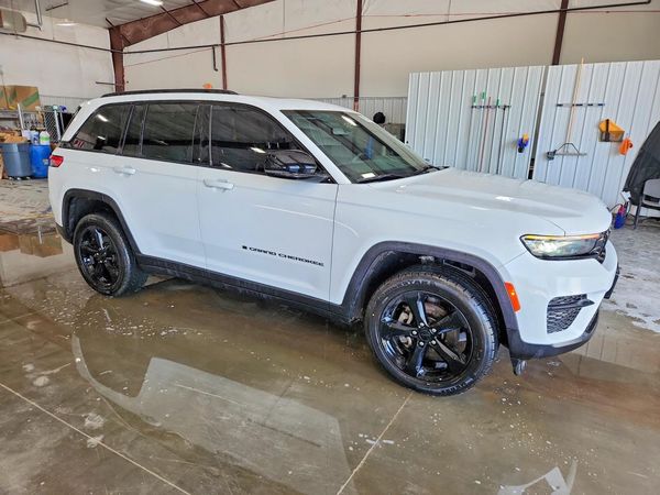 2023 JEEP GRAND CHEROKEE LAREDO 4X4 — Passenger 3/4