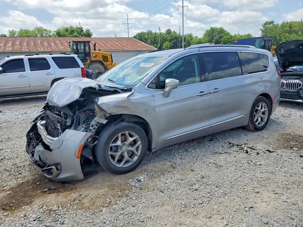 2018 CHRYSLER PACIFICA Limited — Front 3/4