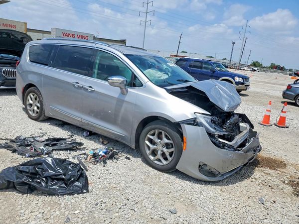 2018 CHRYSLER PACIFICA Limited — Passenger 3/4