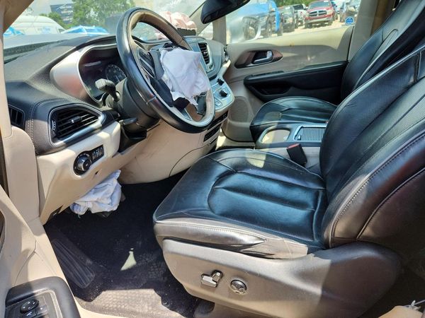 2018 CHRYSLER PACIFICA Limited — DENT
