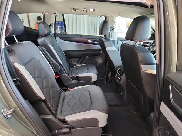 2024 VOLKSWAGEN ATLAS 4Motion Peak Edition SE