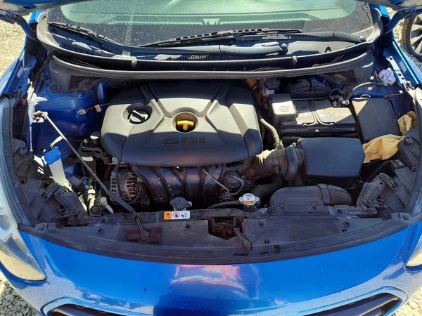 2017 HYUNDAI ELANTRA — Engine bay