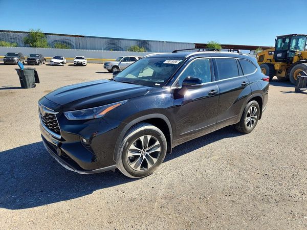 2022 TOYOTA HIGHLANDER XLE