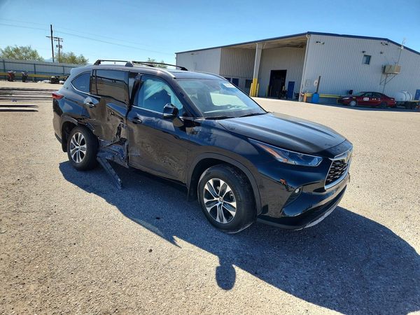 2022 TOYOTA HIGHLANDER XLE
