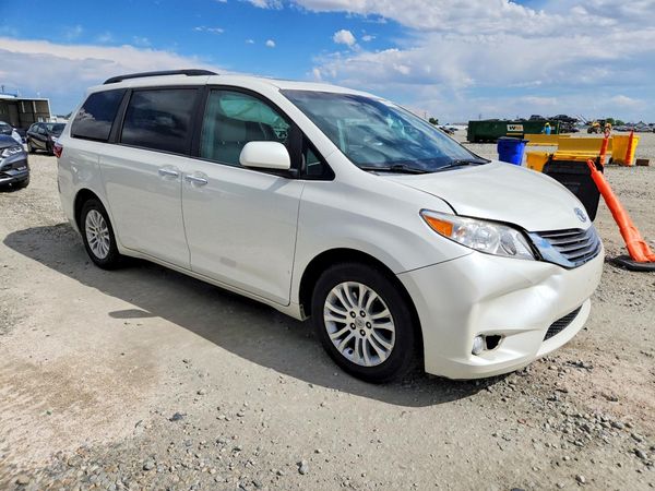 2017 TOYOTA SIENNA