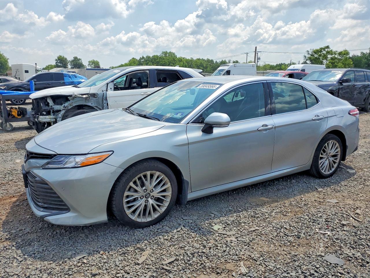 2018 TOYOTA CAMRY L/LE/SE/XLE — Front 3/4