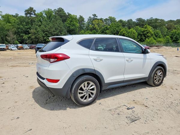 2017 HYUNDAI TUCSON SE (no options)