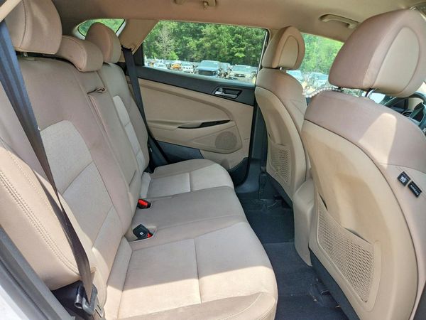 2017 HYUNDAI TUCSON SE (no options)