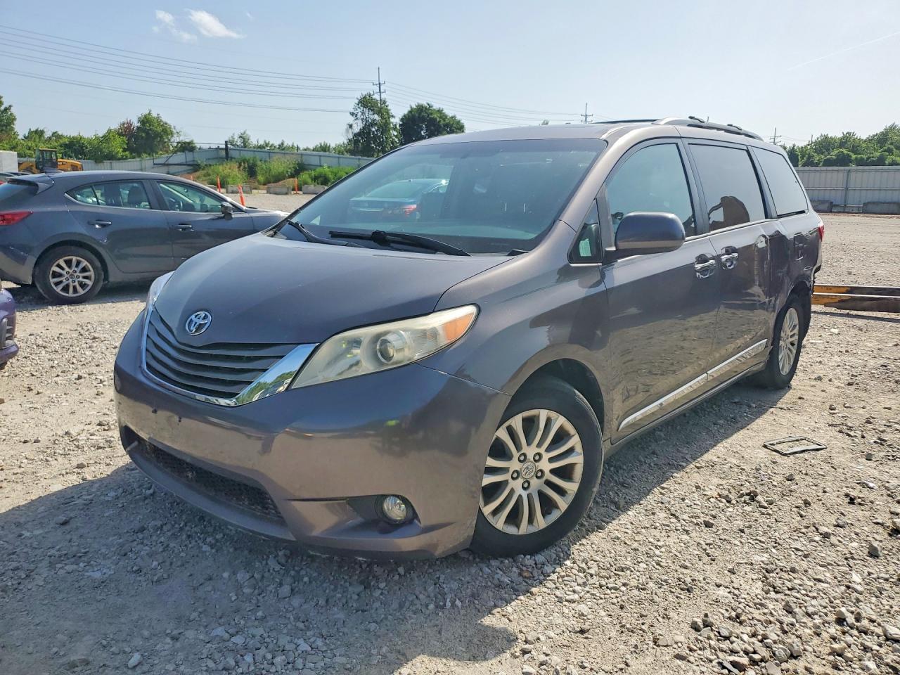 2017 TOYOTA SIENNA