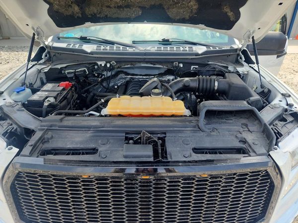 2017 FORD F150 SuperCrew — Engine bay