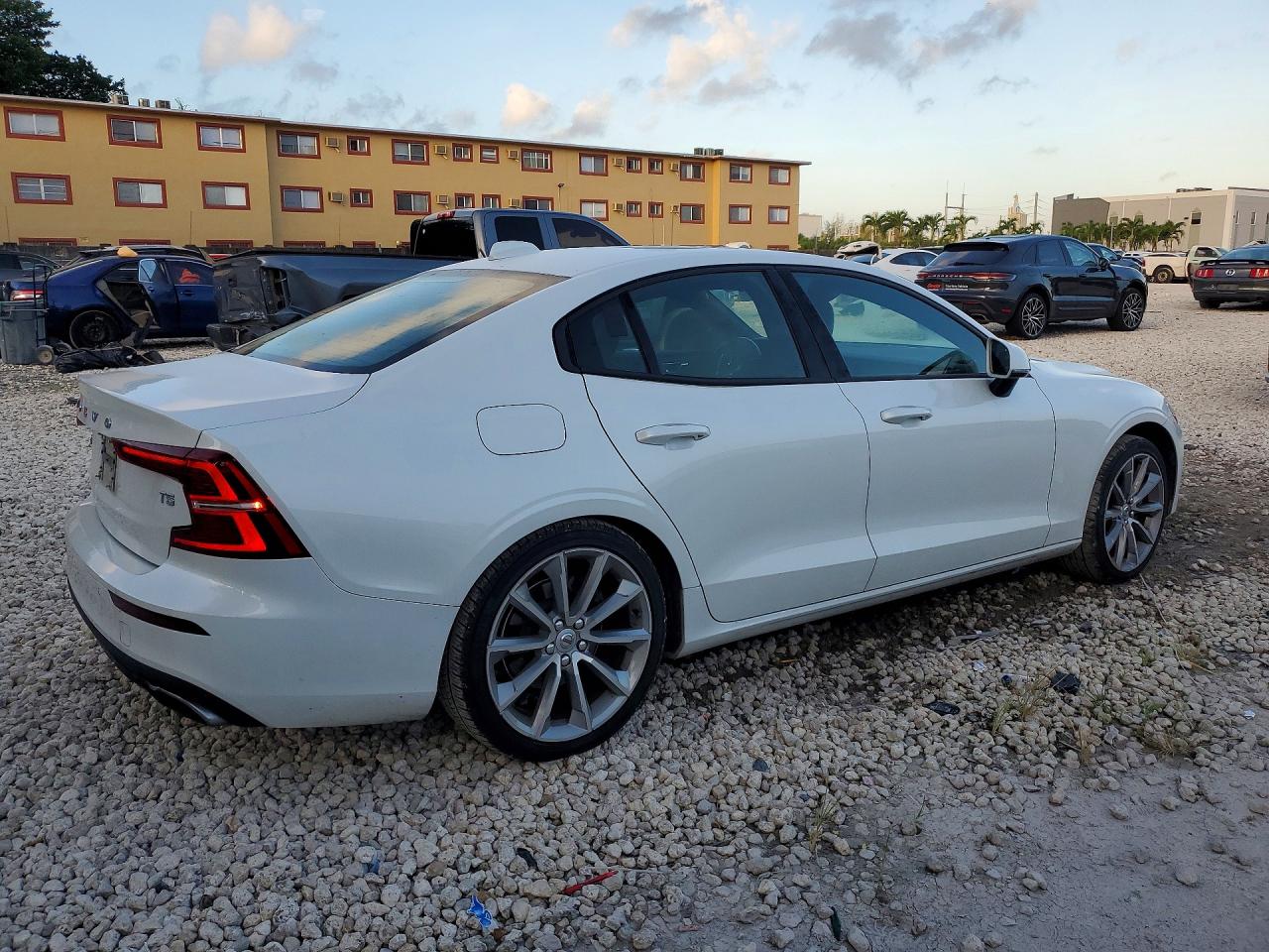 2020 VOLVO S60 Momentum