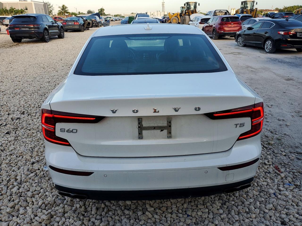 2020 VOLVO S60 Momentum