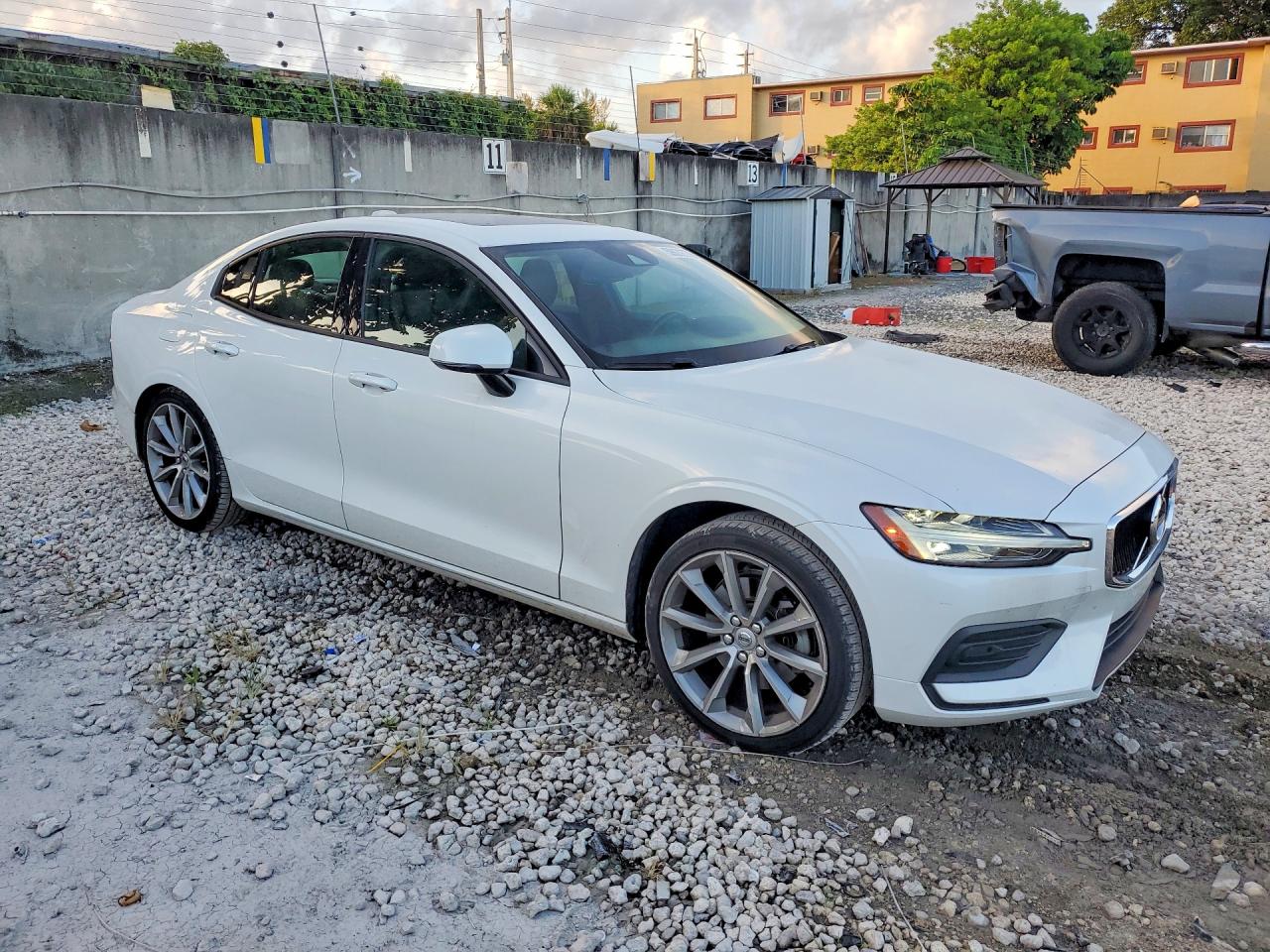 2020 VOLVO S60 Momentum
