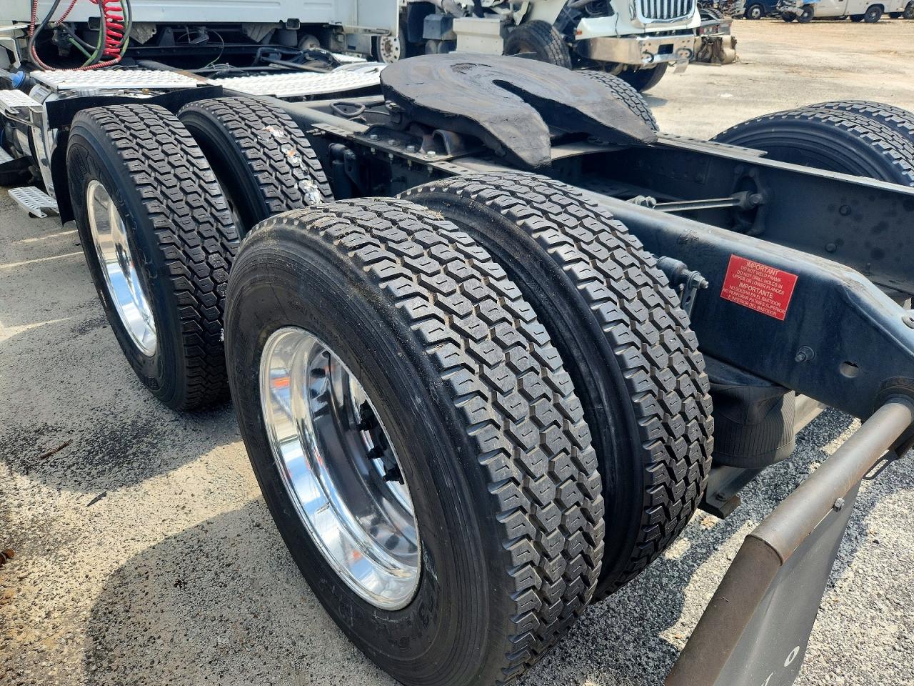 2019 VOLVO VNR